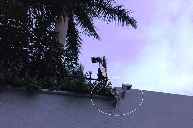 Dù biệt thư có bảo vệ canh gác 24h/24h và hệ tống tường rào kiên cố, camera an ninh dày đặc...nhưng siêu trộm vẫn vô hiệu hoá và đột nhập vào lấy số tài sản hơn 6 tỷ đồng.