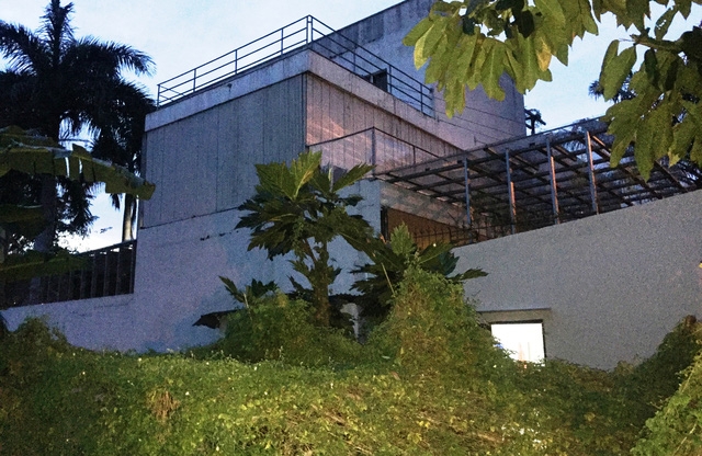 Khu vực có dấu vết các tên trộm đột nhập từ bãi đất trống đầy cỏ cây rậm rạp.