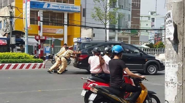 Hình ảnh đẹp: CSGT giúp dân đẩy xe ô tô chết máy ở Hà Nội - Ảnh 4.