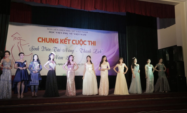  Toàn cảnh 12 thí sinh tham gia đêm thi chung kết Sinh viên Tài năng – Thanh lịch của Học viện Phụ nữ Việt Nam 