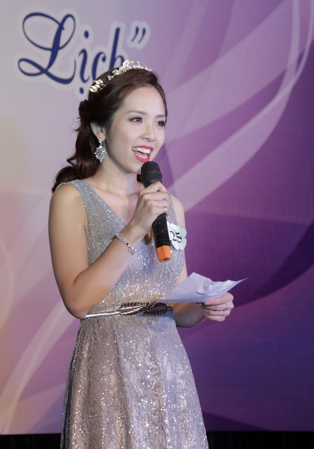  Nguyễn Minh Thu tự tin đưa ra câu trả lời của mình trong phần thi ứng xử 