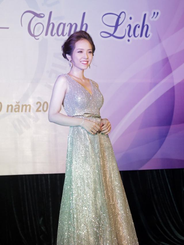  Tân hoa khôi Học viện Phụ nữ Việt Nam có dáng người cao gầy, gương mặt thanh tú và chiếc răng khểnh rất duyên. Minh Thu khoe vẻ đẹp lộng lẫy trên sân khấu với trang phục đầm dạ hội. 