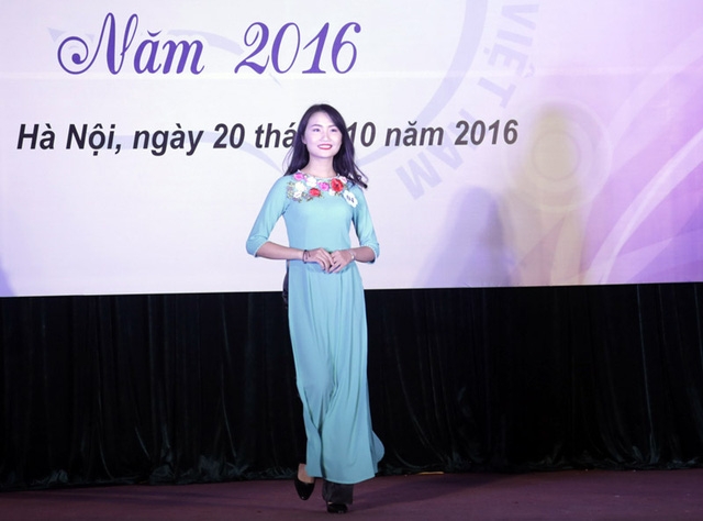  Thí sinh mặc trang phục áo dài đẹp nhất cuộc thi là Bùi Ngọc Hà – sinh viên khoa Công tác xã hội A 
