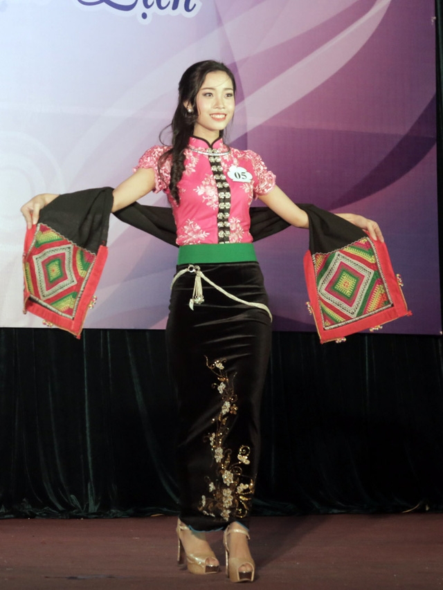  Nữ sinh Yên Bái Trịnh Thu Hà đã giành giải Thí sinh Tài năng của cuộc thi. Trong phần thi trang phục tự chọn, Thu Hà chọn cho mình bộ trang phục dân tộc đặc trưng 