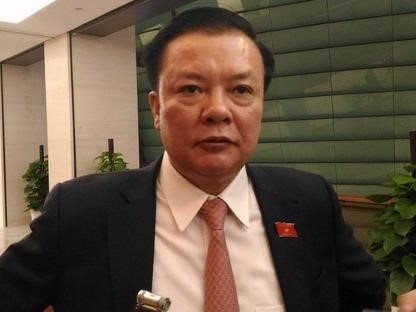  Bộ trưởng Bộ Tài chính Đinh Tiến Dũng bên hành lang Quốc hội. 
