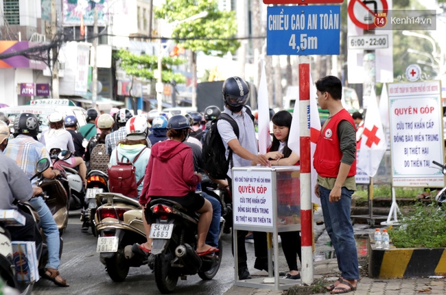 Người Sài Gòn cùng ra đường góp tiền ủng hộ bà con miền Trung bị lũ lụt - Ảnh 3.