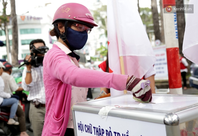 Người Sài Gòn cùng ra đường góp tiền ủng hộ bà con miền Trung bị lũ lụt - Ảnh 4.