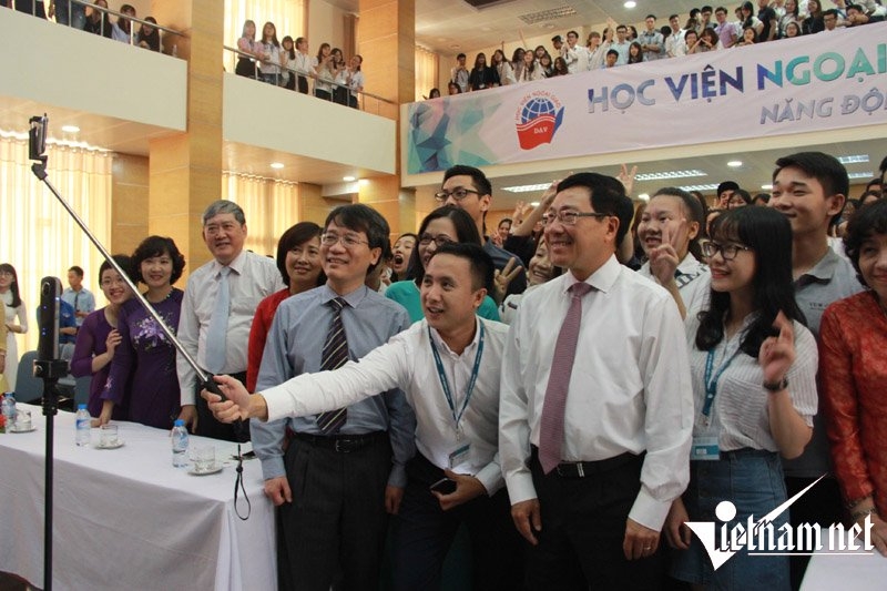 Phó Thủ tướng, Phó Thủ tướng Phạm Bình Minh, Học viện Ngoại giao, sinh viên