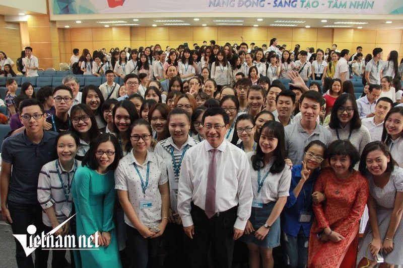 Phó Thủ tướng, Phó Thủ tướng Phạm Bình Minh, Học viện Ngoại giao, sinh viên