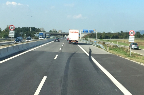 chay-xe-tren-autobahn-nhung-dieu-la-khong-co-o-viet-nam
