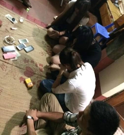 Sinh viên Đại học Y đưa bạn gái vào chùa đánh bạc với sư 