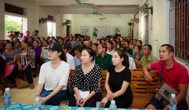 A hau Huyen My duoc nguoi dan om chat khi ve mien Trung hinh anh 2