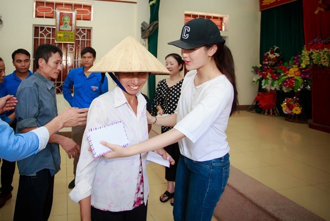 A hau Huyen My duoc nguoi dan om chat khi ve mien Trung hinh anh 4