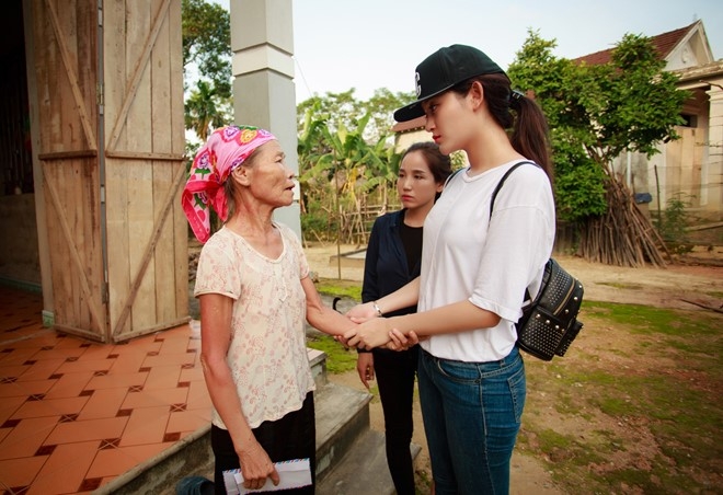 A hau Huyen My duoc nguoi dan om chat khi ve mien Trung hinh anh 6