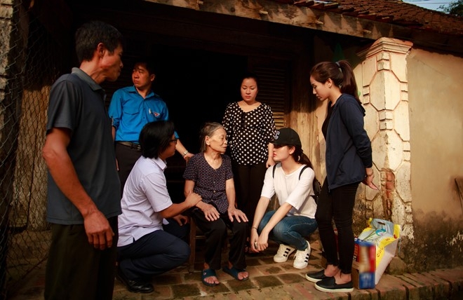 A hau Huyen My duoc nguoi dan om chat khi ve mien Trung hinh anh 7