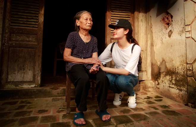 A hau Huyen My duoc nguoi dan om chat khi ve mien Trung hinh anh 8