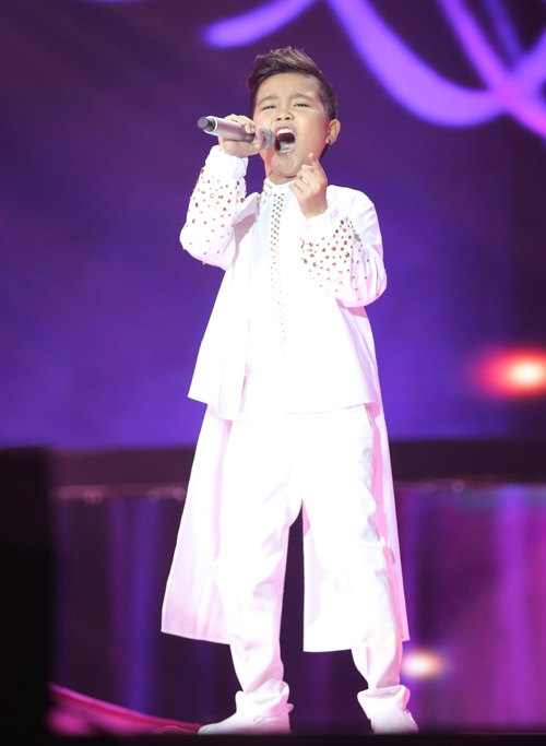 cau-be-dan-ca-thuy-binh-gay-an-tuong-manh-khi-hat-rock-3