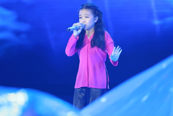 cau-be-dan-ca-thuy-binh-gay-an-tuong-manh-khi-hat-rock-4