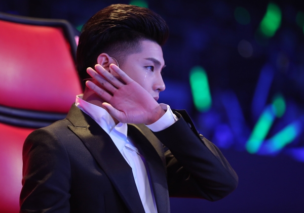 cau-be-dan-ca-thuy-binh-gay-an-tuong-manh-khi-hat-rock-5