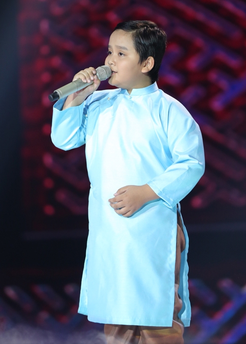 cau-be-dan-ca-thuy-binh-gay-an-tuong-manh-khi-hat-rock-6