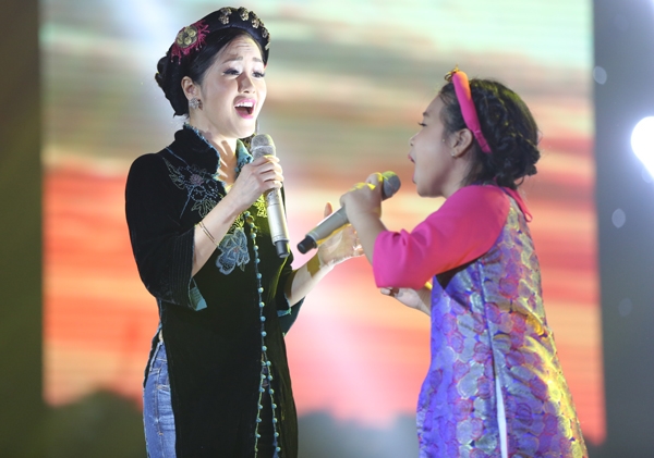 cau-be-dan-ca-thuy-binh-gay-an-tuong-manh-khi-hat-rock-9
