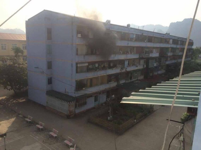Khói bốc lên từ gian nhà 402
