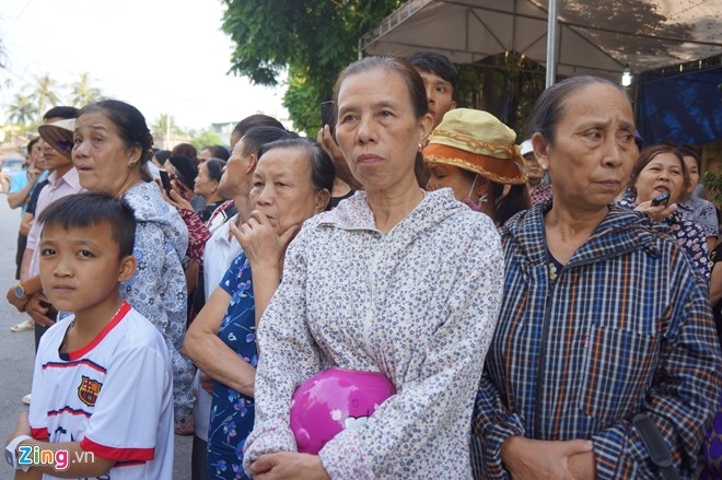 Nguoi dan que nha dam nuoc mat don phi cong Nguyen Van Tung hinh anh 2