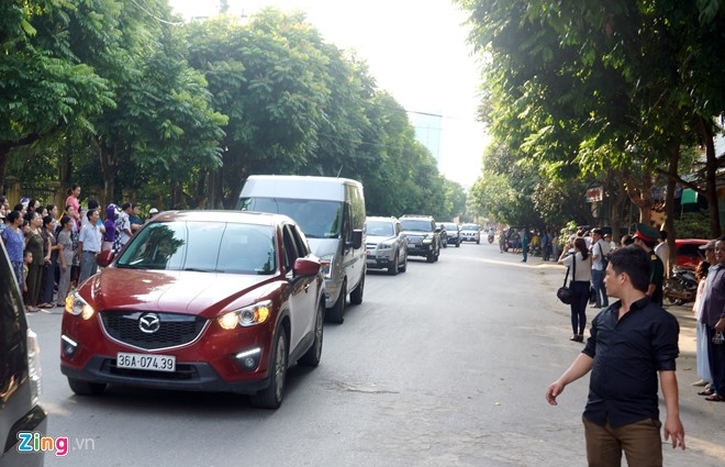 Nguoi dan que nha dam nuoc mat don phi cong Nguyen Van Tung hinh anh 3