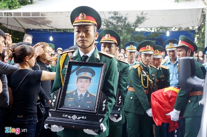 Nguoi dan que nha dam nuoc mat don phi cong Nguyen Van Tung hinh anh 4