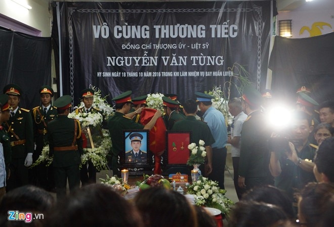 Nguoi dan que nha dam nuoc mat don phi cong Nguyen Van Tung hinh anh 6