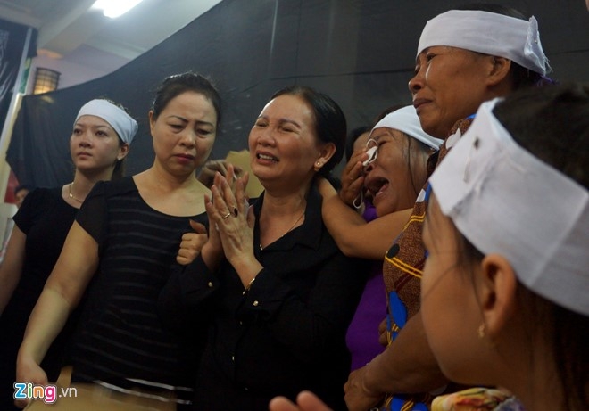 Nguoi dan que nha dam nuoc mat don phi cong Nguyen Van Tung hinh anh 9
