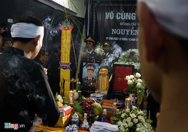 Nguoi dan que nha dam nuoc mat don phi cong Nguyen Van Tung hinh anh 11