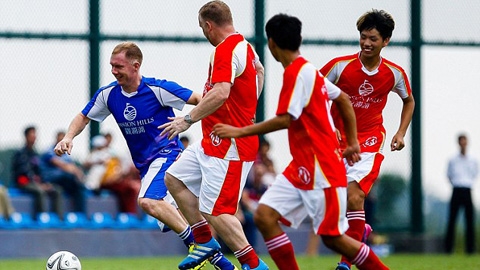 Paul Scholes đối đầu Robbie Fowler ở Trung Quốc