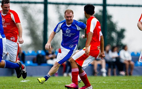 Scholes thi đấu cho đội Legend áo xanh và giành chiến thắng chung cuộc 6-3