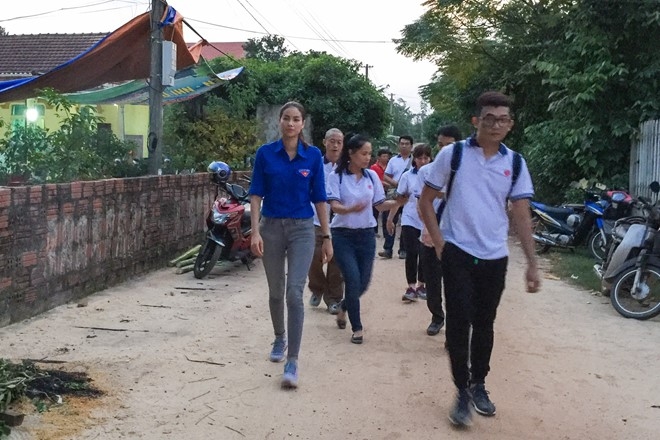 Pham Huong du dam tang nu tinh nguyen vien tu nan hinh anh 1