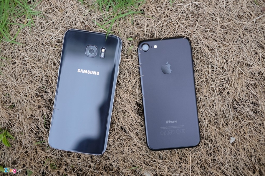 Phien ban mau den cua Galaxy S7 edge va iPhone 7 do dang hinh anh 2
