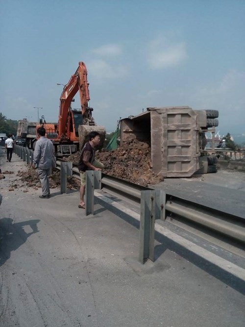 Lật xe chở đất, cầu Bãi Cháy ách tắc nghiêm trọng ảnh 1