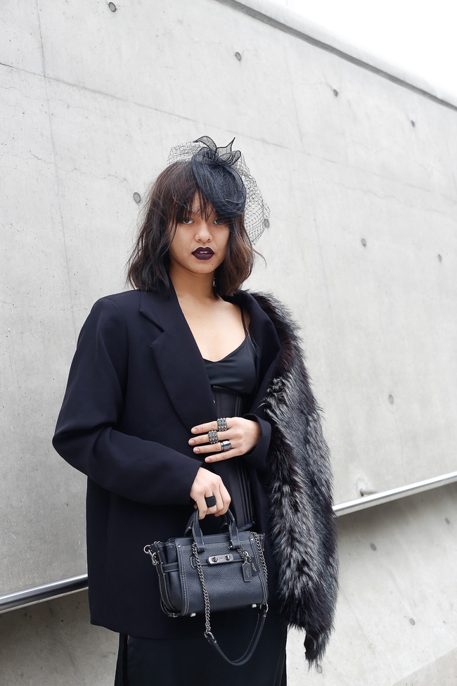 Lan Khuê & Mai Ngô biến thành 2 góa phụ đen trên tại Seoul Fashion Week - Ảnh 10.
