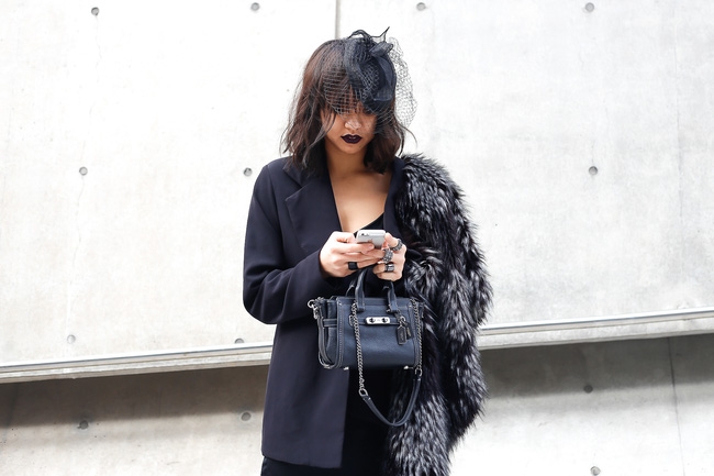 Lan Khuê & Mai Ngô biến thành 2 góa phụ đen trên tại Seoul Fashion Week - Ảnh 14.