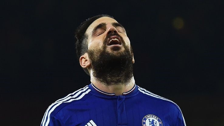 Cesc Fabregas nhiều khả năng sẽ chấm dứt những tháng ngày ngồi đánh bóng ghế dự bị ở Chelsea sau khi ông thầy cũ Pep Guardiola ngỏ ý muốn đón tiền vệ này về sân Etihad. Ảnh: The Sun.