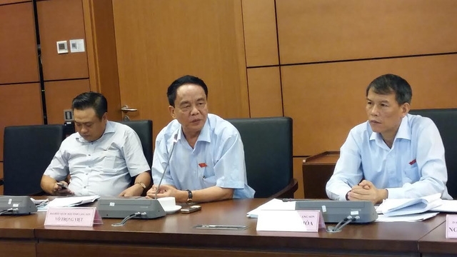  Chủ nhiệm UB Quốc phòng - An Ninh Võ Trọng Việt (giữa) phát biểu tại phiên thảo luận tổ. 