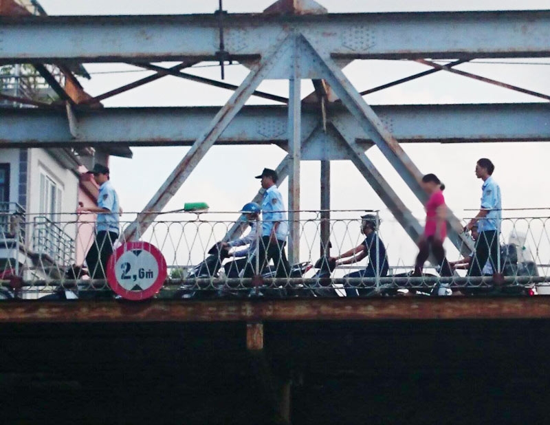 co gai bo y dinh nhay cau tu tu sau khi gap csgt hinh anh 1