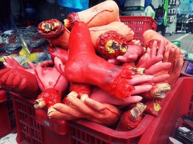 do choi halloween: khong thieu gi tu bi ngo den dao cai dau, “bom thoi” hinh anh 1