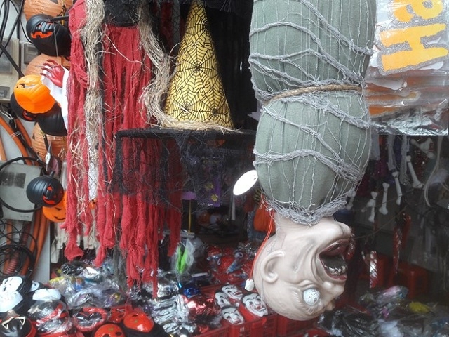 do choi halloween: khong thieu gi tu bi ngo den dao cai dau, “bom thoi” hinh anh 2