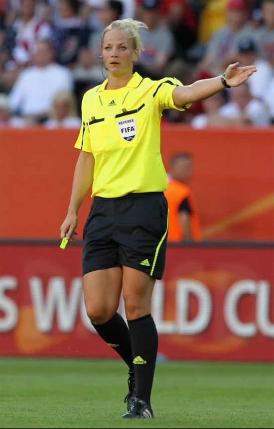 Howard Webb ly dị vợ, sống với nữ trọng tài Đức - ảnh thể thao