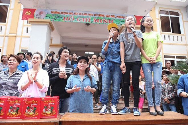 Phi Nhung dua con nuoi Ho Van Cuong di cuu tro mien Trung hinh anh 3