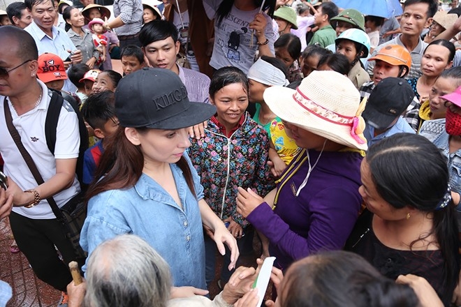 Phi Nhung dua con nuoi Ho Van Cuong di cuu tro mien Trung hinh anh 5