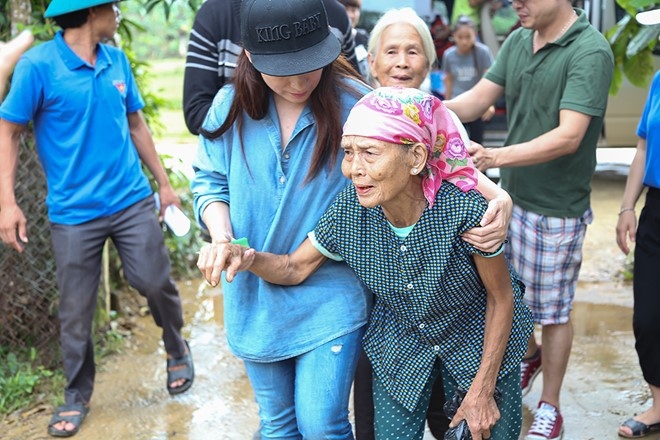 Phi Nhung dua con nuoi Ho Van Cuong di cuu tro mien Trung hinh anh 7