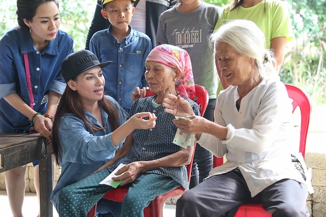 Phi Nhung dua con nuoi Ho Van Cuong di cuu tro mien Trung hinh anh 8