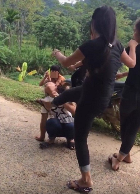 Vi sao ngay cang xuat hien nhieu clip nu sinh danh nhau? hinh anh 1